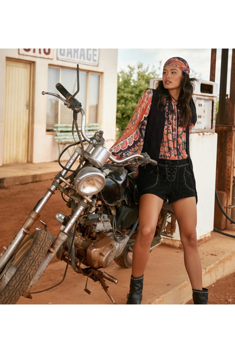 Miss June Paris — Cape Shorts Schwarzes Wildleder